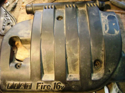 Capac ornament motor cu sigla Fiat Albea 1.2b an 2005