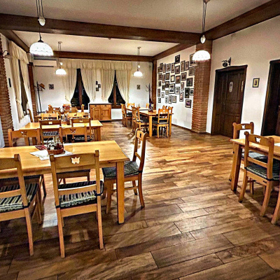 Ce-am mâncat în aventura din weekend: de la sarmale la pâine făcută cu suflet, bulz cu twist și un festin la Gerendás