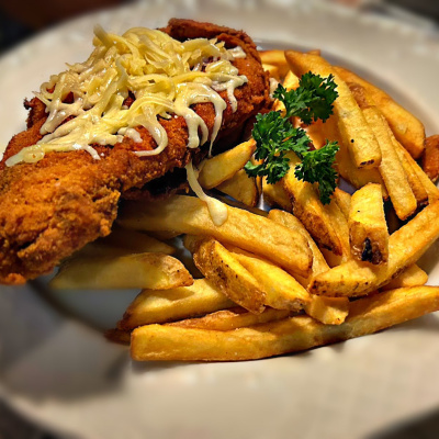 Ce-am mâncat în aventura din weekend: de la sarmale la pâine făcută cu suflet, bulz cu twist și un festin la Gerendás