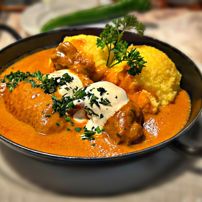 Ce-am mâncat în aventura din weekend: de la sarmale la pâine făcută cu suflet, bulz cu twist și un festin la Gerendás