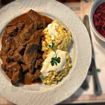 Ce-am mâncat în aventura din weekend: de la sarmale la pâine făcută cu suflet, bulz cu twist și un festin la Gerendás