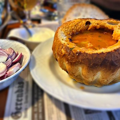 Ce-am mâncat în aventura din weekend: de la sarmale la pâine făcută cu suflet, bulz cu twist și un festin la Gerendás