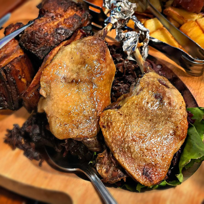 Ce-am mâncat în aventura din weekend: de la sarmale la pâine făcută cu suflet, bulz cu twist și un festin la Gerendás