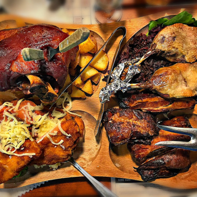 Ce-am mâncat în aventura din weekend: de la sarmale la pâine făcută cu suflet, bulz cu twist și un festin la Gerendás