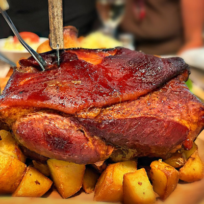 Ce-am mâncat în aventura din weekend: de la sarmale la pâine făcută cu suflet, bulz cu twist și un festin la Gerendás