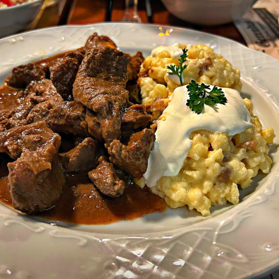 Ce-am mâncat în aventura din weekend: de la sarmale la pâine făcută cu suflet, bulz cu twist și un festin la Gerendás