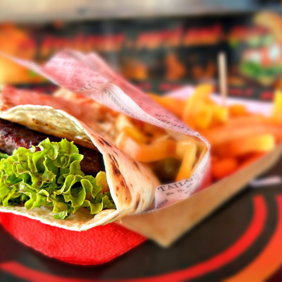 Ce-am mâncat în aventura din weekend: de la sarmale la pâine făcută cu suflet, bulz cu twist și un festin la Gerendás