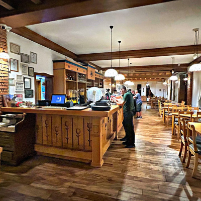 Ce-am mâncat în aventura din weekend: de la sarmale la pâine făcută cu suflet, bulz cu twist și un festin la Gerendás