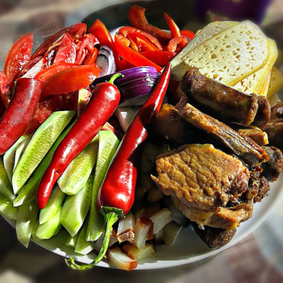 Ce-am mâncat în aventura din weekend: de la sarmale la pâine făcută cu suflet, bulz cu twist și un festin la Gerendás