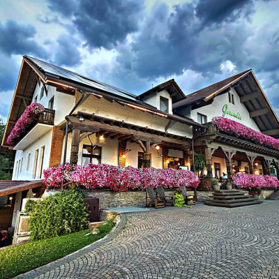 Ce-am mâncat în aventura din weekend: de la sarmale la pâine făcută cu suflet, bulz cu twist și un festin la Gerendás