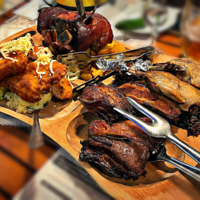 Ce-am mâncat în aventura din weekend: de la sarmale la pâine făcută cu suflet, bulz cu twist și un festin la Gerendás